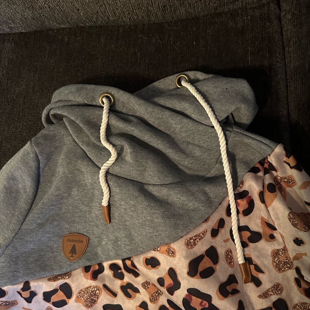 Super cute hoodie. Size L - Picture 2 of 2